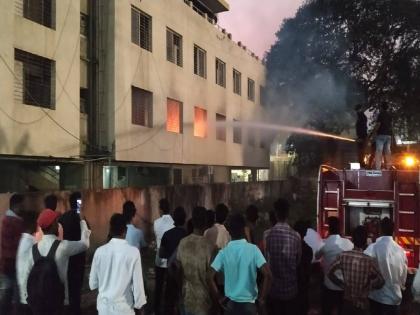 Firecrackers set off at a wedding entered the building and set fire to the godown. | विवाहात लावलेले फटाके इमारतीत घुसून गोडाऊन पेटले कऱ्हाडातील घटना : दोन दुकानातील साहित्यही जळाले