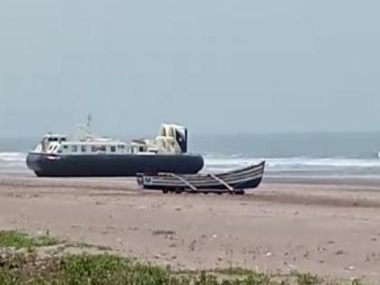 Coast Guard hovercraft boat breaks down | तटरक्षक दलाच्या हॉवरक्राफ्ट बोटमध्ये बिघाड, पाळंदे किनाऱ्यावर अचानक बोट आल्याने पसरली घबराट