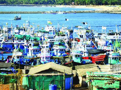 Even after a fortnight, the boat is still in the port, millions of fishermen lost | पंधरवड्यानंतरही नौका बंदरातच, मच्छिमारांचे लाखोंचे नुकसान