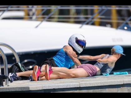 कोरोनाची धास्ती; हेल्मेट घालून खेळाडू करतोय कसरत, पाहा PHOTO!