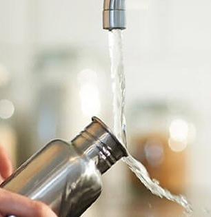 पाण्याच्या बाटल्यांना कुबट वास येतो? पाहा तज्ज्ञांनी सुचवलेली बाटली धुण्याची एक सोपी ट्रिक