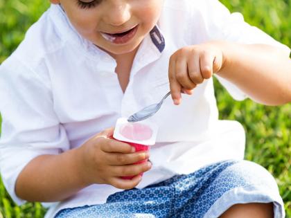 10 year old boy eats a lot but feel hungry all the time | याला कितीही खायला द्या याचं पोट भरतच नाही, पालकही झाले हैराण; आहे विचित्र आजाराने ग्रस्त