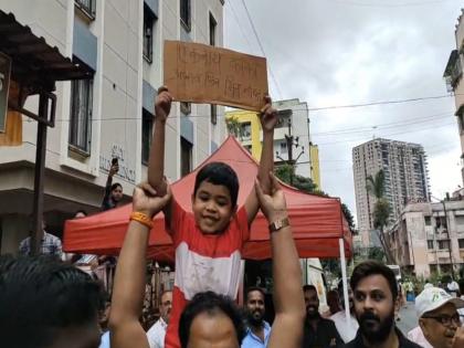 In Ekta Nagar of Sinhagad Road a little boy begged Eknath Shinde with a board | Eknath Shinde: "एकनाथ काका आम्हाला प्लिज भिंत बांधून द्या", सिंहगड रोडच्या चिमुकल्याची मुख्यमंत्र्यांना विनंती