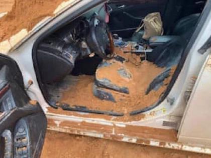 Man arrested for dumping soil on car in Florida | गर्लफ्रेन्डने प्रश्नाचं उत्तर न दिल्यामुळे सनकी बॉयफ्रेन्डने जे केलं ते पाहून व्हाल हैराण!