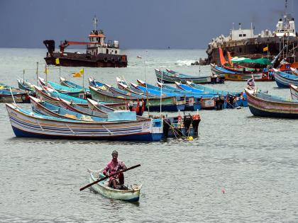 Finally, the buoy was found after 6 days, but the search operation found 924 illegal fishing boats. | अखेर ६ दिवसांनी बोया सापडला पण सर्च ऑपरेशनमध्ये आढळल्या ९२४ बेकायदा मच्छीमार बोटी Finally, the buoy was found after 6 days, but the search operation found 924 illegal fishing boats. | अखेर ६ दिवसांनी बोया सापडला पण सर्च ऑपरेशनमध्ये आढळल्या ९२४ बेकायदा मच्छीमार बोटी