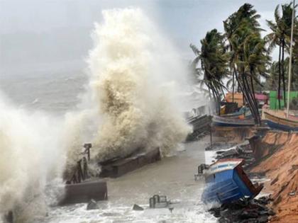 'Biporjoy' hits Gujarat creates Havoc as one lakh citizens displaced | ‘बिपोरजॉय’ धडकले; गुजरातेत हाहाकार, एक लाख नागरिकांना हलवले