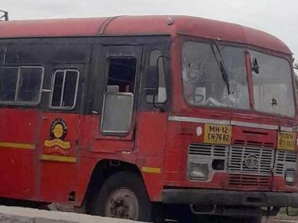 On the highway the bus stopped and hit the stone on the driver | महामार्गावर बस अडवून चालकाला दगड मारला