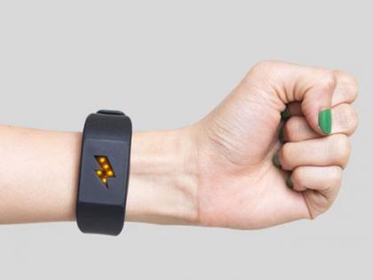 This bracelet give you zap when you will eat junk food | एक असं ब्रेसलेट जे तुमच्या वाईट सवयींसाठी तुम्हाला देणार शॉक!