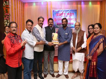 Felicitated in Thanhin Kattiyya, celebrating the decade-long celebration of Thane | ठाण्यातील ब्रह्मांड कट्टयाचा आनंदोत्सवात दशकपूर्ती सोहळा संपन्न, ठाण्यातील कट्टयांचा सत्कार