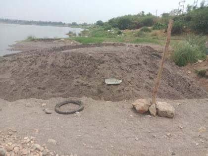 Mangalvedha Police Action on Illegal Sand Storage in Brahmapuri; Yari used for pumping with sand, tractor seized | ब्रह्मपुरीत अवैध वाळू साठ्यावर मंगळवेढा पोलिसांची कारवाई; वाळूसह उपस्यासाठी वापरण्यात येणारी यारी, ट्रॅक्टर जप्त 