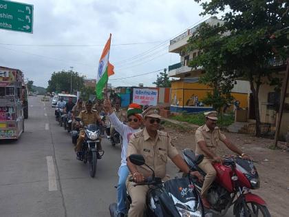 A police bike rally at Lonar raised awareness of the campaign 'Majhi Mati, Maja Desh' | लोणार येथे पोलिसांची दुचाकी रॅली ‘माझी माती, माझा देश’हे अभियानाची केली जागृती