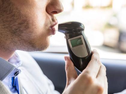 Corona causes 'breath analyzer' not to be tested, so drunk driver suffers | कोरोनामुळे 'ब्रेथ ॲनालायझर' तपासणी होत नसल्याने मद्यपी वाहनचालक सुसाट