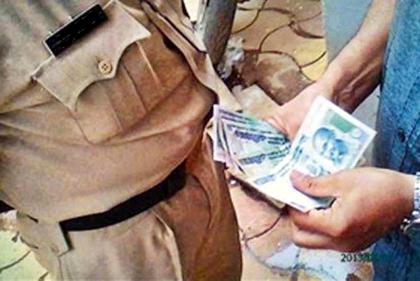 A policeman was caught red handed while accepting a bribe of 7 thousand | Anti Corruption Bureau: पोलीस कर्मचाऱ्याला ७ हजारांची लाच घेताना रंगेहाथ पकडला