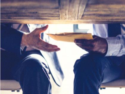 क्लर्कने स्वीकारले १५ लाख; जज अडकले लाच प्रकरणात, पैसे घेताच फोन लावला, न्यायाधीशांनी तिकडून दिली संमती, त्यानंतर... - Marathi News | Clerk accepted 15 lakhs; Judge gets caught in bribery case, made a phone call as soon as he took the money, the judge gave his consent, then... | Latest News at Lokmat.com