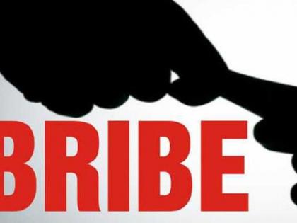 Amravati policeman arrested in Akola for taking bribe | अमरावतीच्या पोलीस कर्मचाऱ्याला लाच घेताना अकोल्यात अटक