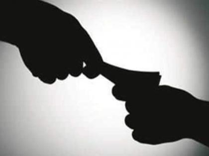 Medical officer of Dapoli Hospital arrested for taking bribe for medical certificate | Ratnagiri crime: वैद्यकीय प्रमाणपत्रासाठी २० हजाराच्या लाचेची मागणी, वैद्यकीय अधिकाऱ्यास रंगेहाथ जाळ्यात