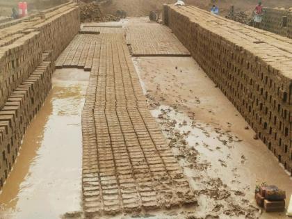 Four crore bricks became mud; Unseasonable rains crippled the brick industry | चार कोटींच्या विटांचा झाला चिखल; अवकाळी पावसाच्या तडाख्याने वीटभट्टी उद्योग कोलमडला