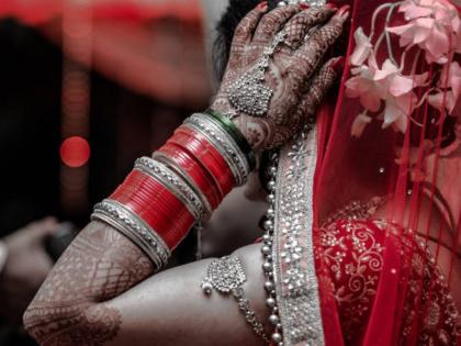 Groom friend misbehaved during jaimala bride refused to marry | नवरदेवाच्या मित्राने स्टेजवर केलं असं काही, नवरीने लग्न करण्यास दिला नकार