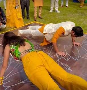 अंगाला हळद लागताच जोडप्यानं एकमेकाला दिलं चॅलेंज, भलतंच काहीतरी पाहून वऱ्हाडी हैराण! व्हायरल व्हिडिओ...