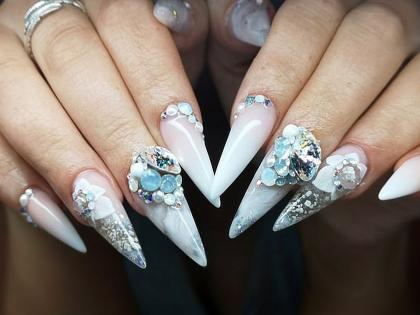 Bride embedded father ashes inside her nails before wedding in Britain | हयात नसलेल्या वडिलांना मुलीने लग्नात असं करून घेतलं सहभागी, कसं ते वाचून व्हाल भावूक!