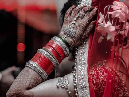 Bhopal police arrested a 23-year-old woman who was stealing and running away after marriage | बापरे! अवघ्या ७ महिन्यात २३ वर्षीय युवतीनं २५ युवकांचं आयुष्य केले बर्बाद, काय आहे प्रकार? Bhopal police arrested a 23-year-old woman who was stealing and running away after marriage | बापरे! अवघ्या ७ महिन्यात २३ वर्षीय युवतीनं २५ युवकांचं आयुष्य केले बर्बाद, काय आहे प्रकार?