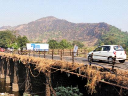 The bridge over the Gadhi river at Chiple became dangerous and hit vehicles | चिपळे येथील गाढी नदीवरील पूल धोकादायक झाल्याचा वाहनांना फटका