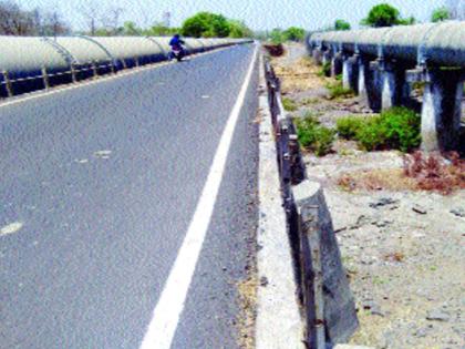 There is no shortage of bridge due to accident risk | पुलाला कठडे नसल्याने अपघाताचा धोका