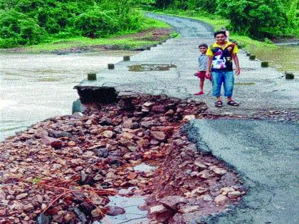 The bridge over the ink river collapses, the road conditions | शाई नदीवरील पूल खचला, रस्त्यांची दुरवस्था