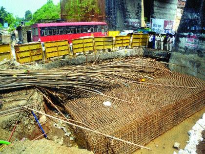 Construction of bridge on Uran-JNPT road collapses, rocks collapse, five workers injured | उरण-जेएनपीटी मार्गावरील पूल उभारताना कोसळला सळ्यांचा सांगाडा, पाच कामगार जखमी