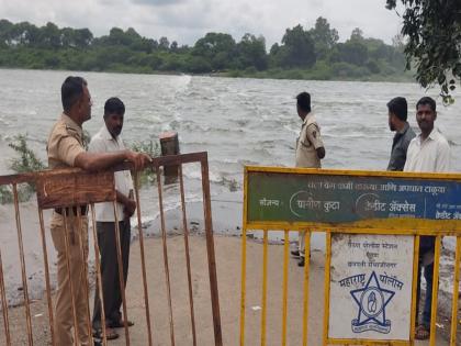 The 18 gates of Jayakwadi Dam were opened by three feet, the stone bridge went under water | जायकवाडी धरणाचे १८ दरवाजे तीन फुटाने उघडले, दगडी पूल पाण्याखाली गेला