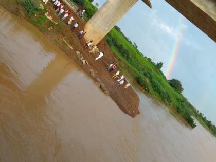 Three members of same family lost life after falling in the river | सेल्फीच्या नादात पुलावरून नदीपात्रात पडून एकाच कुटुंबातील तीघांनी गमावला जीव