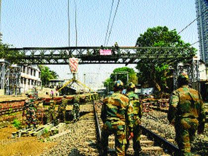 The Army also built the bridge of Curry Road, work in eleven phases | लष्कराने करी रोडचा पूलही उभारला, अकरा टप्प्यांमध्ये काम