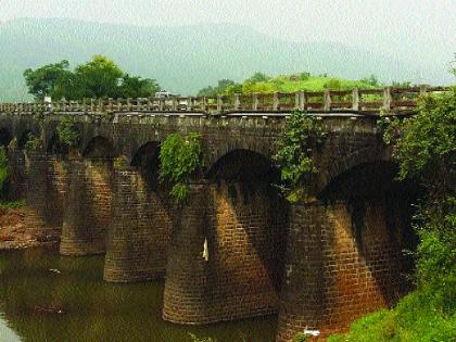 The Mohopre Bridge on the highway, the traffic hampered | महामार्गावरील मोहोप्रे पुलाला तडे, वाहतूक धोक्यात