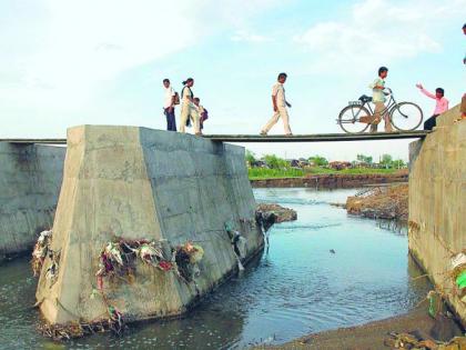 Girl drown away in Pili Nadi: fell from bridge into river | पिवळ्या नदीत वाहून गेली बालिका : पुलावरून पडली नदीत