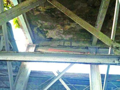 The bridge's plaster fell in the Vitthalwadi station | विठ्ठलवाडी स्थानकात पुलाचे प्लास्टर पडले