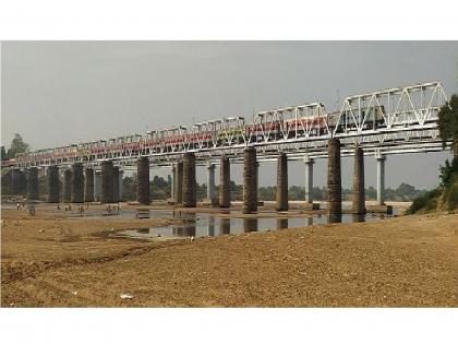 The fatal 'selfie' of the youth on the railway bridge which has reached 100 years | शंभरी गाठलेल्या रेल्वे पुलावर तरुणांची जीवघेणी ‘सेल्फी’