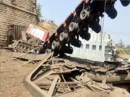 British Bridge collapses in Narmadapuram, 128 tire truck came and British era bridge collapses | British Bridge collapsed:128 टायरचा ट्रक येताच कोसळला ब्रिटीशकालीन पूल, चार जण जखमी; दोन गावांचा संपर्क तुटला