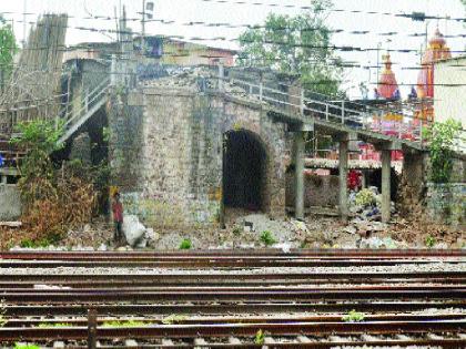 Shivajinagar Railway Bridge in Jalgaon, 650 meter power channel and pillars have been removed | जळगावातील शिवाजीनगर रेल्वे उड्डाणपुलावरील ६५० मीटर वीज वाहिन्या व खांब हटविले