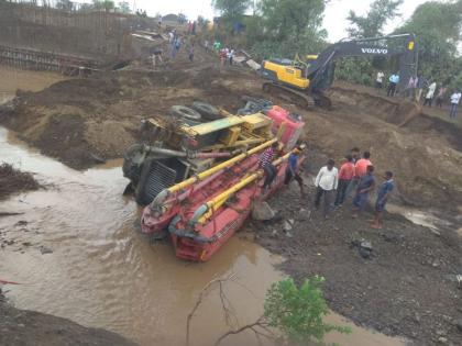 Two bridges of Akot taluka were flush out; Akot -Shegaon route closed | अकोट तालुक्यातील दोन पुल वाहून गेले; अकोट -शेगाव मार्ग बंद