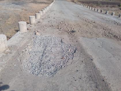 Patholes on the bridge on the Munigala-Kalambeshwar road | मुंगळा-कळंबेश्वर मार्गावरील पुलावर दीड वर्षातच खड्डे !