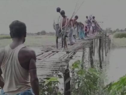 ... so the villagers themselves built the bridge on the river | ...म्हणून त्या गावकऱ्यांनी स्वत:च नदीवर उभारला पूल 