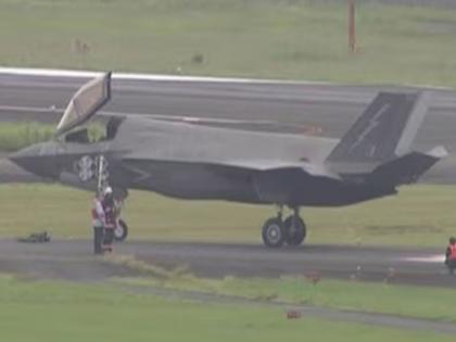 Britain's F-35B aircraft has not recovered from the fire, now it had to make an emergency landing in Japan | ब्रिटनच्या F-35B विमानामागचं शुक्लकाष्ठ सुटेना, आता या देशात करावं लागलं आपातकालीन लँडिंग Britain's F-35B aircraft has not recovered from the fire, now it had to make an emergency landing in Japan | ब्रिटनच्या F-35B विमानामागचं शुक्लकाष्ठ सुटेना, आता या देशात करावं लागलं आपातकालीन लँडिंग