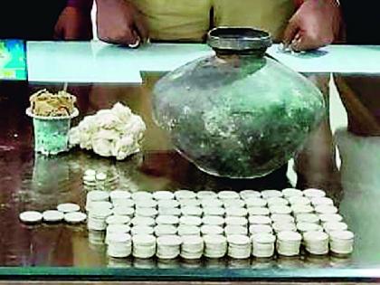 During the excavation of the house, a pot was found, 633 coins of British origin were found | घराच्या खोदकामादरम्यान सापडला हंडा, निघाल्या धातूच्या ६३३ ब्रिटिशकालीन मुद्रा