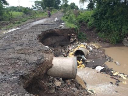 The bridge near Brahmanwada was destroyed; Traffic affected | ब्राम्हणवाडानजीकचा पूल खचला; वाहतूक प्रभावित