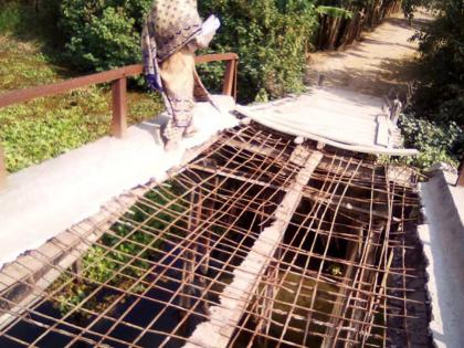 Two killed as bridge rods penetrate body | पुलाच्या सळ्या शरीरात घुसल्याने दोघे ठार, तुळसणला भीषण अपघात Two killed as bridge rods penetrate body | पुलाच्या सळ्या शरीरात घुसल्याने दोघे ठार, तुळसणला भीषण अपघात