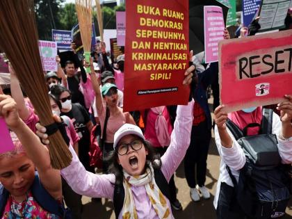 Why did thousands of women take to the streets in Indonesia, wearing pink clothes and carrying brooms? | इंडोनेशियात गुलाबी कपडे घालून हातात झाडू घेत हजारोंच्या संख्येने महिला रस्त्यावर का उतरल्या? Why did thousands of women take to the streets in Indonesia, wearing pink clothes and carrying brooms? | इंडोनेशियात गुलाबी कपडे घालून हातात झाडू घेत हजारोंच्या संख्येने महिला रस्त्यावर का उतरल्या?