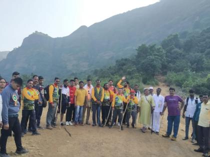 handicap brothers in the state have climbed the highest Kalsubai peak | Inspiring Story: राज्यातील दिव्यांग बांधवांनी सर केले सर्वोच्च कळसुबाई शिखर