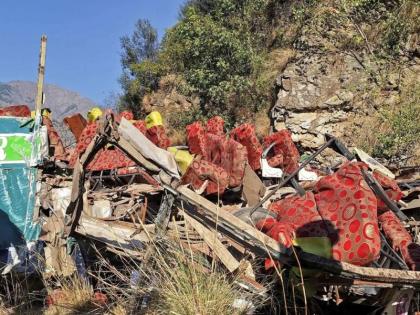 Bus directly into a canyon 300 feet deep; 38 passengers killed | बस थेट ३०० फूट खोल दरीत; ३८ प्रवासी ठार, मृतांची संख्या आणखी वाढण्याची भीती