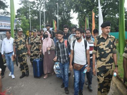 bsf became savior medical students trapped bangladesh so far one thousand indian students have returned, Bangladesh Protests | बांगलादेशात अडकलेल्या विद्यार्थ्यांसाठी BSF बनले देवदूत; आतापर्यंत १ हजार भारतीय विद्यार्थी परतले