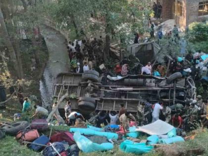 Bus of BSF jawans falls into valley; Three deaths | बीएसएफ जवानांची बस दरीत काेसळली; तिघांचा मृत्यू